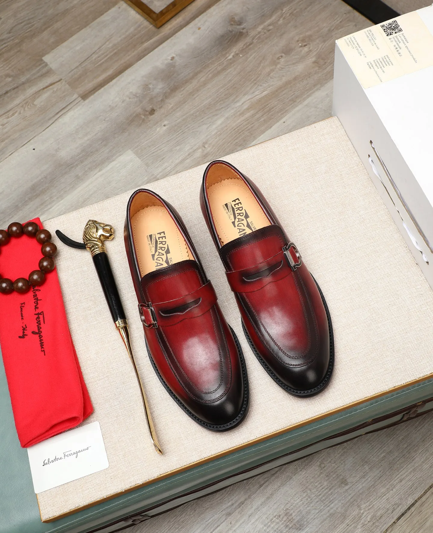 Men's shoes 💰560 📛📛(water-dyed cow lining) Salvatore Ferragamo high-end (Salvatore Ferragamo) is the world's top luxury footwear brand. It comes from the fashion kingdom of Italy. It is famous all over the world for its traditional handmade design and novel styles... 🚶🏻🚶🏻New suit shoes are available simultaneously at the counter. This model is made of pure handmade imported Italian calfskin fabric ➕soft water-dyed cowhide lining Original authentic outsole🌀🌀Size: 38➖44 (45 46 customized)